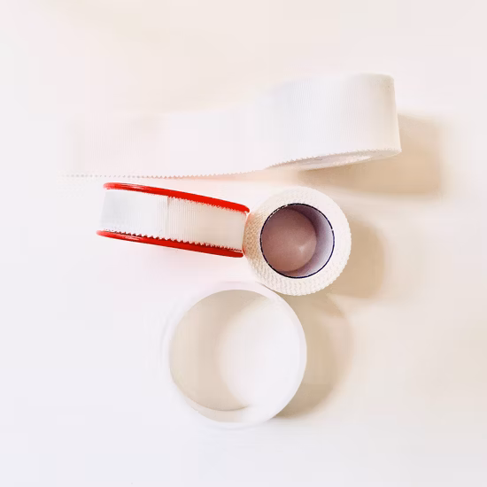 Cinta de seda quirúrgica del vendaje del yeso de la seda del color blanco de la piel del adhesivo disponible médico para la herida